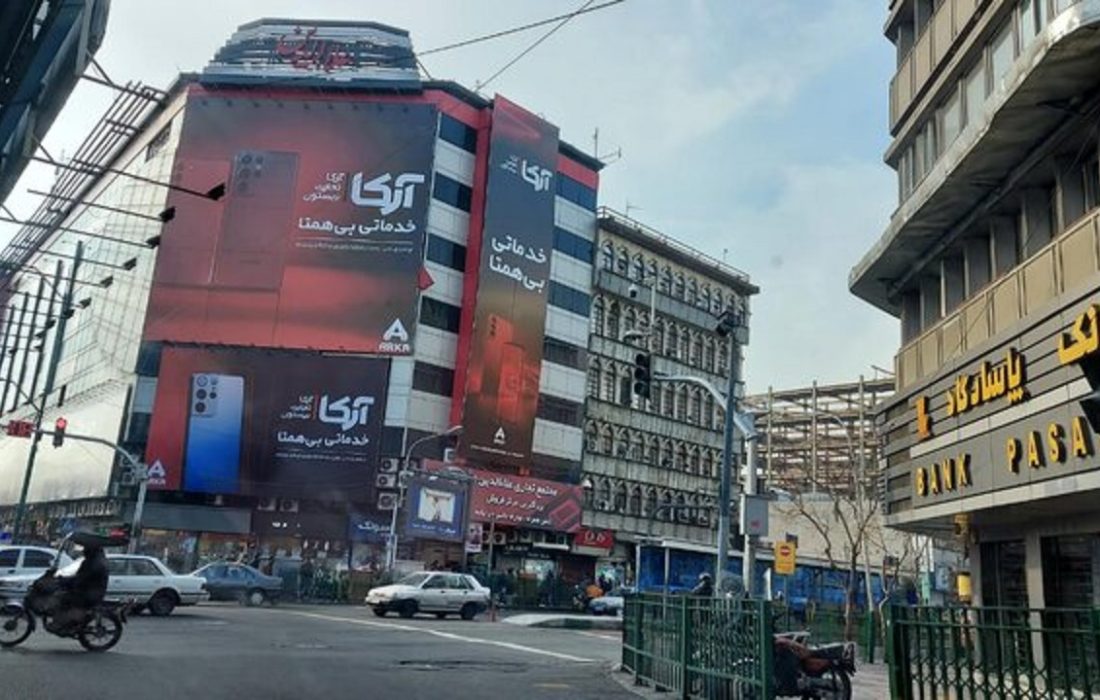 تجمع جمعی از کسبه پاساژ علاءالدین در اعتراض به بی‌ثباتی قیمت ارز