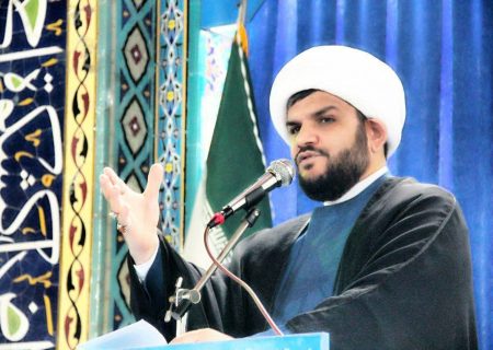 صاحبان پست‌ها، از جوان شهیدی که عکس فرزند در دستش یخ زد و شهید شد و اما پستش را ترک نکرد و عقب ننشست تا وطن آسیب نبیند، یاد بگیرند